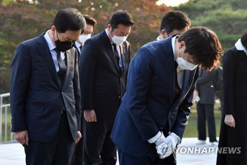 국민의힘 지도부, 현충탑 참배(서울=연합뉴스) 국민의힘 이준석 대표(오른쪽)와 김기현 원내대표가 26일 오전 서울 동작구 국립서울현충원을 방문, 현충탑을 참배하고 있다 2021.10.26 [국회사진기자단] swimer@yna.co.kr