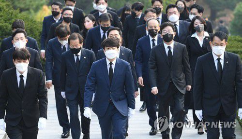 국민의힘, 10·26 박정희 묘역 참배(서울=연합뉴스) 국민의힘 이준석 대표(앞줄 가운데)와 원희룡, 홍준표, 유승민 대선 경선 후보가 26일 오전 서울 동작구 국립서울현충원을 방문, 고(故) 박정희 전 대통령 묘역을 참배하고 있다. 2021.10.26 [국회사진기자단] swimer@yna.co.kr