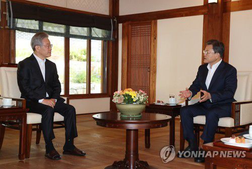 대화하는 문재인 대통령과 민주당 이재명 대선 후보(서울=연합뉴스) 최재구 기자 = 문재인 대통령이 26일 청와대 상춘재에서 열린 더불어민주당 이재명 제20대 대통령 후보 초청 차담에서 발언하고 있다. 2021.10.26 jjaeck9@yna.co.kr