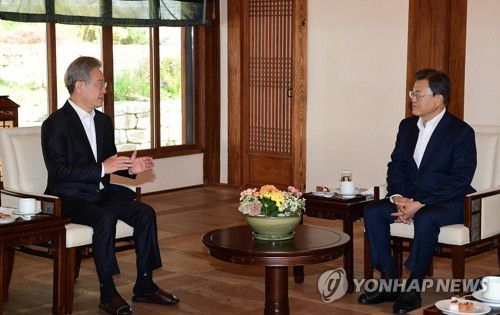 차담 나누는 문재인 대통령과 민주당 이재명 대선 후보(서울=연합뉴스) 최재구 기자 = 문재인 대통령과 더불어민주당 이재명 제20대 대통령 후보가 26일 청와대 상춘재에서 만나 차담을 나누고 있다. 2021.10.26 jjaeck9@yna.co.kr