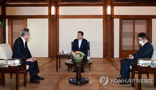 차담 나누는 문재인 대통령과 민주당 이재명 대선 후보(서울=연합뉴스) 최재구 기자 = 문재인 대통령과 더불어민주당 이재명 제20대 대통령 후보가 26일 청와대 상춘재에서 만나 차담을 나누고 있다. 오른쪽은 이철희 청와대 정무수석.2021.10.26 jjaeck9@yna.co.kr