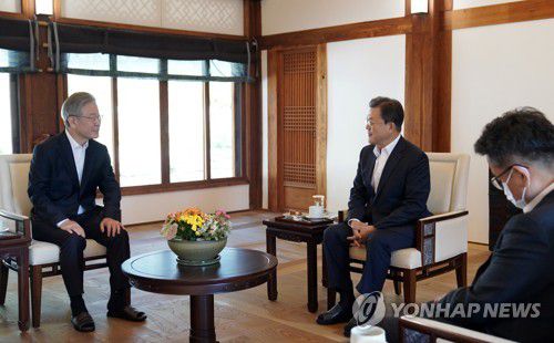 이재명 대선후보와 차담하는 문재인 대통령(서울=연합뉴스) 최재구 기자 = 문재인 대통령이 26일 청와대 상춘재에서 더불어민주당 이재명 대선후보와 차담하고 있다. 2021.10.26 jjaeck9@yna.co.kr