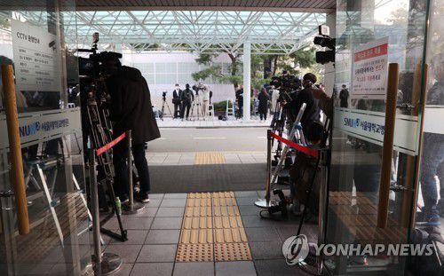 노태우 전 대통령 사망, 분주한 장례식장 앞(서울=연합뉴스) 김인철 기자 = 노태우 전 대통령이 숨진 26일 오후 종로구 서울대학교병원 장례식장 입구에 취재진이 대기하고 있다. 2021.10.26 yatoya@yna.co.kr