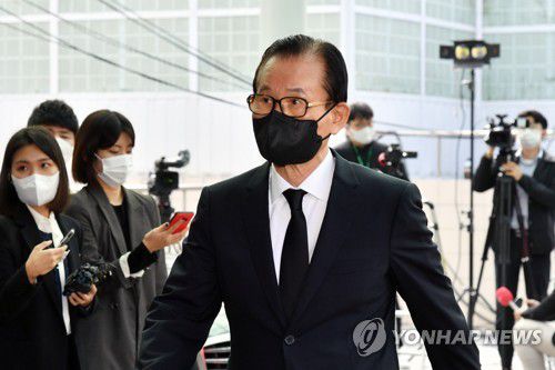 노태우 전 대통령 빈소 도착한 박철언 전 의원(서울=연합뉴스) 박철언 전 의원이 27일 노태우 전 대통령 빈소가 차려진 서울대병원 장례식장에 도착하고 있다. 2021.10.27 [사진공동취재단] jeong@yna.co.kr