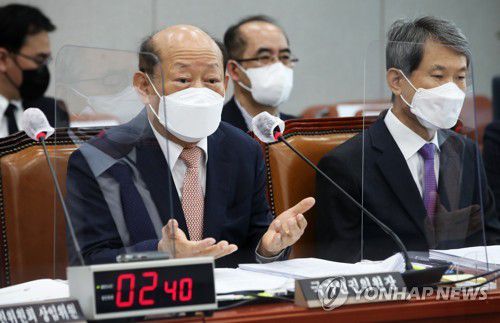 답변하는 송두환 국가인권위원장(서울=연합뉴스) 전수영 기자 = 송두환 국가인권위원회 위원장이 27일 국회에서 열린 운영위원회의 국가인권위원회에 대한 국정감사에서 의원들의 질의에 답변하고 있다. 2021.10.27 [국회사진기자단] swimer@yna.co.kr