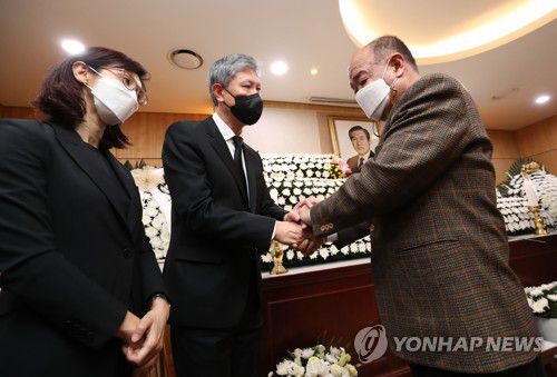 노태우 전 대통령 빈소 찾은 5.18광주민주화운동 상황실장(서울=연합뉴스) 5.18 광주민주화운동 당시 전남도청에서 시민군 상황실장을 맡았던 박남선씨가 27일 서울대병원 장례식장에 마련된 노태우 전 대통령 빈소를 찾아 조문한 뒤 유족인 딸 노소영 아트센터 나비 관장, 아들 노재헌 동아시아문화센터 이사장과 대화하고 있다. 2021.10.27 [국회사진기자단] jeong@yna.co.kr