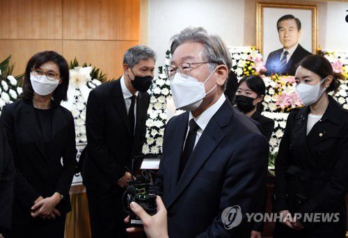 조문 마친 민주당 이재명 대선 후보(서울=연합뉴스) 더불어민주당 이재명 대선 후보가 27일 서울대병원 장례식장에 마련된 노태우 전 대통령 빈소를 찾아 조문한 뒤 빈소를 나오고 있다. 2021.10.27 [사진공동취재단] jeong@yna.co.kr