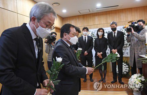 조문하는 유영민 대통령 비서실장(서울=연합뉴스) 유영민 대통령 비서실장이  27일 서울대병원 장례식장에 마련된 노태우 전 대통령 빈소를 찾아 조문하고 있다. 2021.10.27 [사진공동취재단] jeong@yna.co.kr