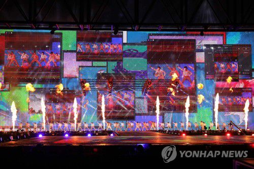 방탄소년단 온라인 콘서트 'BTS 퍼미션 투 댄스 온 스테이지'(서울=연합뉴스) 그룹 방탄소년단(BTS)이 지난 24일 열린 온라인 콘서트 'BTS 퍼미션 투 댄스 온 스테이지'에서 공연을 펼치고 있다. 2021.10.25 [빅히트뮤직 제공. 재판매 및 DB 금지] photo@yna.co.kr