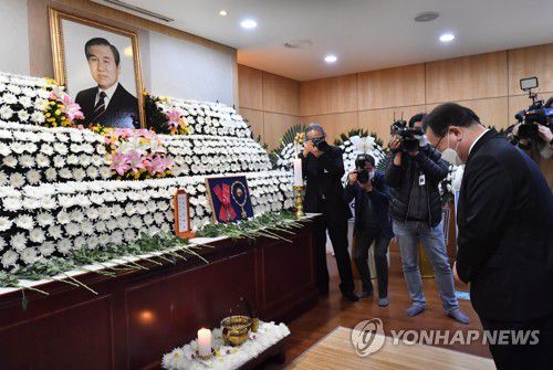 조문하는 김부겸 국무총리(서울=연합뉴스) 김부겸 국무총리가 27일 서울 종로구 서울대병원 장례식장에 마련된 고(故) 노태우 전 대통령 빈소를 찾아 조문을 하고 있다. 2021.10.27 [사진공동취재단] photo@yna.co.kr