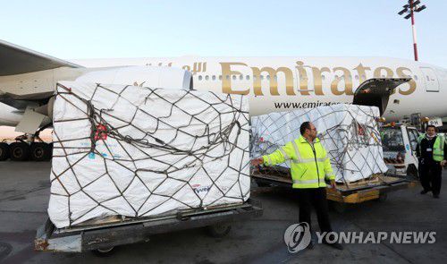 테헤란 공항에 도착한 한국 지원 AZ 백신(테헤란=연합뉴스) 이승민 특파원 = 27일(현지시간) 이란 테헤란 이맘 호메이니 국제공항에서 한국 정부가 공여한 아스트라제네카(AZ) 백신이 옮겨지고 있다. 2021.10.28 logos@yna.co.kr