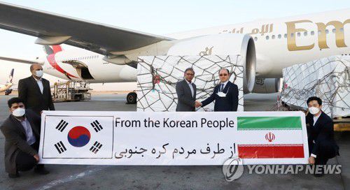 '한국 국민으로부터'(테헤란=연합뉴스) 이승민 특파원 = 27일(현지시간) 이란 테헤란 이맘 호메이니 국제공항에서 한국 정부가 공여한 아스트라제네카(AZ) 백신 앞에서 윤강현 주이란 대사(오른쪽에서 두번째)가 이란 보건부 관계자와 기념촬영하고 있다. 2021.10.28 logos@yna.co.kr