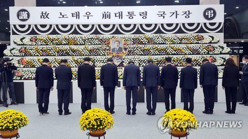 부산시 간부 공무원 노태우 전 대통령 분향소 조문(부산=연합뉴스) 민영규 기자 = 28일 오전 부산시청 1층 로비에 마련된 노태우 전 대통령 분향소에 이병진 행정부시장을 비롯한 부산시 간부 공무원들이 조문하고 있다. 박형준 부산시장은 서울 출장 중이어서 참여하지 못했고, 이날 운영을 시작한 분향소에 일반 시민의 조문은 뜸했다. 2021.10.28 youngkyu@yna.co.kr