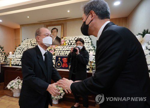 김기춘 전 대통령 비서실장 조문(서울=연합뉴스) 김기춘 전 대통령 비서실장이 28일 오전 서울 종로구 서울대병원 장례식장에 마련된 고(故) 노태우 전 대통령 빈소를 찾아 조문하고 있다. 2021.10.28 [사진공동취재단] photo@yna.co.kr
