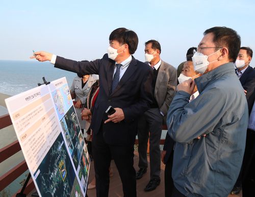 백령공항 관련 설명 듣는 인천시장    (백령도=연합뉴스) 김상연 기자 = 29일 오후 인천시 옹진군 백령면 한 전망대에서 박남춘 인천시장(오른쪽)이 백령공항 건설 사업에 대한 설명을 듣고 있다. 2021.10.29     goodluck@yna.co.kr