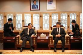 장하성 대사와 우장하오 부장조리(베이징=연합뉴스) 우장하오(왼쪽) 중국 외교부 부장조리(차관보)가 29일 베이징(北京)의 주중 한국대사관에 마련된 노태우 전 대통령 조문소를 방문한 계기에 장하성 주중대사와 면담하고 있다. 2021.10.29 [주중한국대사관 제공]