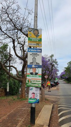남아공 프리토리아의 지방선거 입후보자 포스터(프리토리아=연합뉴스) 김성진 특파원 = 29일(현지시각) 남아공 수도 프리토리아에서 지방선거 입후보자 포스터가 가로등에 수직으로 붙어 있다. 2021.10.29 sungjin@yna.co.kr