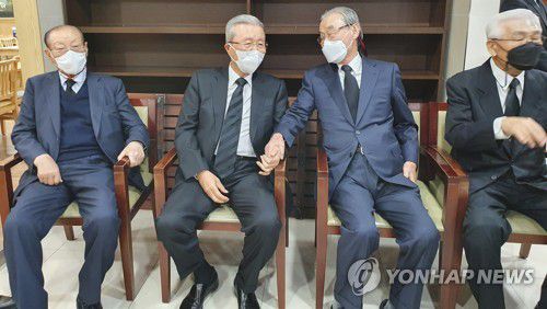 노태우 전 대통령 조문 마친 김종인 전 국민의힘 비대위원장(서울=연합뉴스) 이슬기 기자 = 김종인 전 국민의힘 비상대책위원장이 27일 노태우 전 대통령 빈소가 차려진 서울대병원 장례식장을 방문, 정구영 전 검찰총장 등과 대화하고 있다.     왼쪽부터 이용만 전 재무부 장관, 김종인 전 국민의힘 비상대책위원장(경제수석), 정구영 전 검찰총장, 장호경 전 경호실 차장. 2021.10.27 wise@yna.co.kr