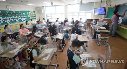 일상이 된 마스크와 칸막이(김해=연합뉴스 자료사진)