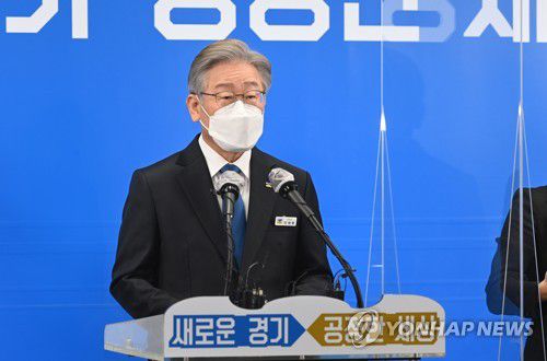 지사직 사퇴하는 이재명 경기지사 더불어민주당 대선 후보인 이재명 경기도지사가 25일 오전 경기도 수원시 경기도청에서 퇴임 기자회견을 하고 있다. 2021.10.25 [공동취재]