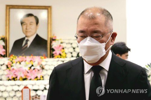 정의선, 고 노태우 전 대통령 빈소 조문(서울=연합뉴스) 정의선 현대차그룹 회장이 29일 서울 종로구 서울대병원 장례식장에 마련된 고(故) 노태우 전 대통령의 빈소를 조문하고 있다. 2020.10.29 [사진공동취재단] photo@yna.co.kr