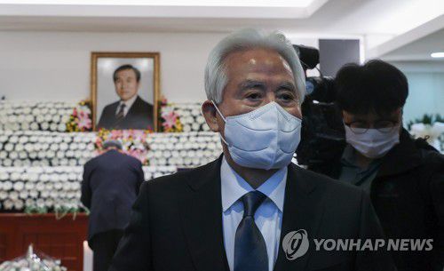 허화평, 고 노 전 대통령 빈소 조문(서울=연합뉴스) 전두환 정권의 군부 핵심으로 꼽혔던 허화평 전 의원이 29일 서울 종로구 서울대병원 장례식장에 마련된 고(故) 노태우 전 대통령의 빈소 조문을 마친 뒤 나서고 있다. 2020.10.29 [사진공동취재단] photo@yna.co.kr