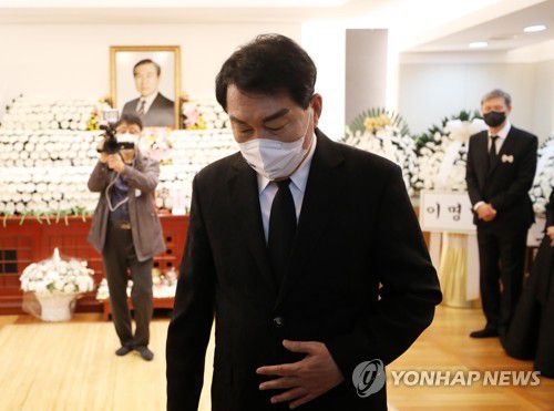 안상수 전 인천시장, 고(故) 노 전 대통령 빈소 조문(서울=연합뉴스) 안상수 전 인천시장이 29일 서울 종로구 서울대병원 장례식장에 마련된 고(故) 노태우 전 대통령의 빈소를 찾아 조문한 뒤 나서고 있다. 2020.10.29 [사진공동취재단] photo@yna.co.kr