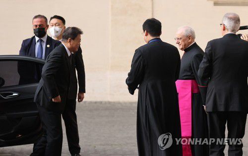 교황청 들어서는 문재인 대통령(바티칸=연합뉴스) 최재구 기자 = 프란치스코 교황과의 단독 면담을 위해 29일 교황청을 공식 방문한 문재인 대통령이 영접을 받으며 교황청으로 들어서고 있다.   2021.10.29 jjaeck9@yna.co.kr