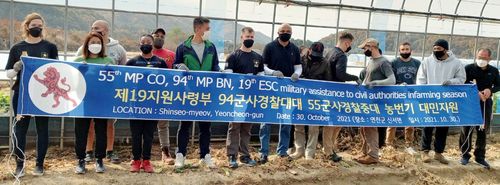 기념 촬영   (연천=연합뉴스) 노승혁 기자 = 경기 동두천에 주둔 중인 주한미군 장병들이 30일 농번기를 맞아 연천지역 오이 농가를 찾아 봉사활동을 벌이기 전 기념촬영을 하고 있다. 2021.10.30  nsh@yna.co.kr (끝)