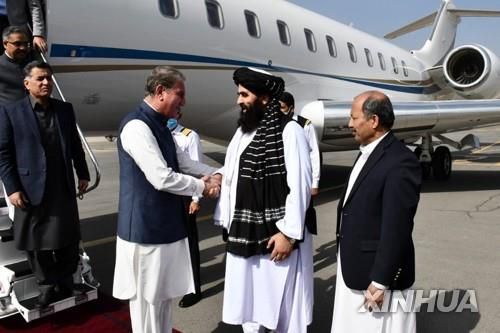 21일 카불 방문 파키스탄 외교장관 환영하는 아프간 외교장관[신화통신=연합뉴스]