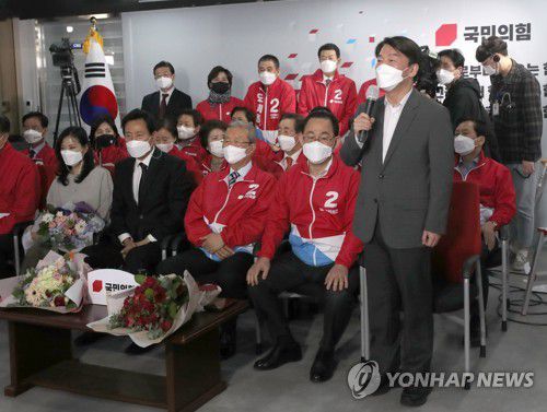 오세훈 당선에 축하인사말 전하는 안철수지난 4ㆍ7 재보궐 선거에서 서울시장에 국민의힘 오세훈 후보(앞줄 왼쪽 두번째)의 당선이 확실해진 8일 자정께 서울 여의도 국민의힘 당사 개표상황실에서 국민의당 안철수 대표가 축하 인사말을 하는 모습.