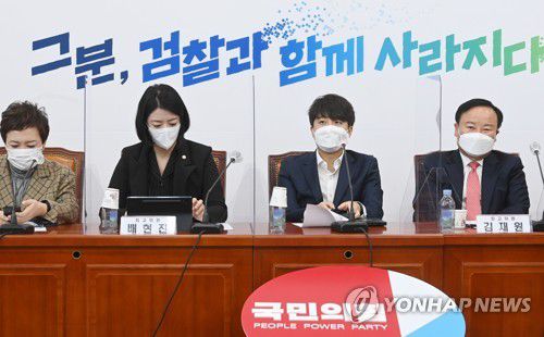 이준석 최고위 주재(서울=연합뉴스) 이정훈 기자 = 국민의힘 이준석 대표(오른쪽 두번째)가 28일 오전 국회에서 열린 최고위원회의를 주재하고 있다. 2021.10.28 [국회사진기자단] uwg806@yna.co.kr