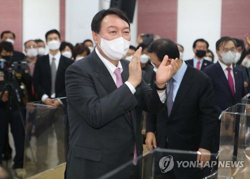 당원간담회서 박수치는 윤석열(대구=연합뉴스) 김현태 기자 = 국민의힘 대권주자인 윤석열 전 검찰총장이 30일 대구시당에서 지역 당원들과 간담회서 박수를 치고 있다. 2021.10.30 mtkht@yna.co.kr