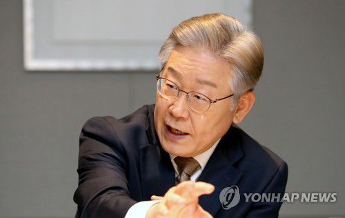 연합뉴스와 인터뷰하는 더불어민주당 이재명 대선후보(서울=연합뉴스) 하사헌 기자 = 더불어민주당 이재명 대선후보가 29일 경기도 성남시 한 호텔에서 연합뉴스와 인터뷰하고 있다. 2021.10.31 toadboy@yna.co.kr