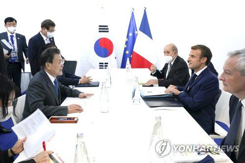 한-프랑스 정상회담 하는 문 대통령(로마=연합뉴스) 최재구 기자 = 문재인 대통령이 30일(현지시간) 이탈리아 로마 누볼라 컨벤션 양자회담장에서 열린 한-프랑스 정상회담에서 프랑스 에마뉘엘 마크롱 대통령과 대화하고 있다. 2021.10.31 jjaeck9@yna.co.kr