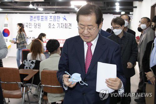 기자회견장 나서는 홍준표(서울=연합뉴스) 전수영 기자 = 국민의힘 홍준표 대선 경선 후보가 31일 오전 서울 여의도 국민의힘 당사에서 결선투표에 즈음한 대국민·당원 호소 기자회견을 마친 뒤 회견장을 나서고 있다. 2021.10.31 [국회사진기자단] swimer@yna.co.kr