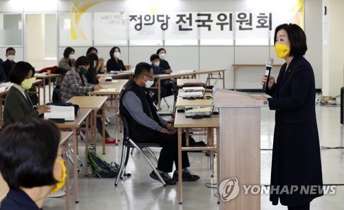 심상정, 전국위원회 발언(서울=연합뉴스) 정의당 심상정 대선 후보가 31일 오후 서울 중구 스페이스쉐어 서울중부센터에서 열린 전국위원회에 참석, 대선 후보자 인준안이 통과된 뒤 발언하고 있다. 2021.10.31 [국회사진기자단] swimer@yna.co.kr