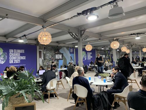 마스크를 쓴 COP26 참가자들(글래스고[영국]=연합뉴스) 최윤정 특파원 = 31일(현지시간) 개막한 COP26에서 일부 참가자들이 휴게공간에서도 마스크를 쓰고 있다.merciel@yna.co.kr 2021.11.01