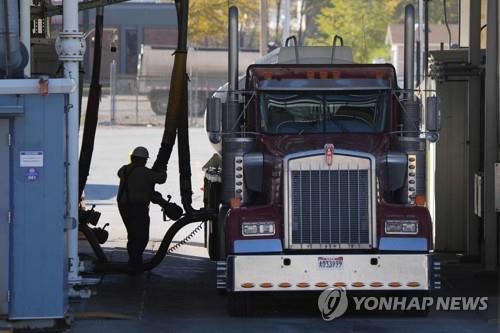 주유 중인 트럭[AFP=연합뉴스 자료사진]