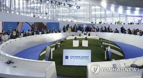 G20 정상들 "디지털세 최종 합의…역사적 성취"(로마=연합뉴스) 최재구 기자 = 문재인 대통령이 30일(현지시간) 이탈리아 로마 누볼라 컨벤션 센터에서 열린 주요 20개국(G20) 정상회의 기념촬영이 끝난 뒤 '국제경제 및 보건' 세션에 참석해 있다. 2021.10.30 jjaeck9@yna.co.kr