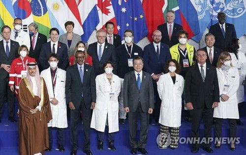 G20 정상회의에서 의료진과 기념촬영하는 문재인 대통령(로마=연합뉴스) 최재구 기자 = 문재인 대통령이 지난 30일 이탈리아 로마 누볼라 컨벤션 센터에서 열린 주요 20개국(G20) 정상회의 공식 환영식에서 각국 정상 및  현지 의료진과 기념촬영을 하고 있다. 2021.10.31 jjaeck9@yna.co.kr