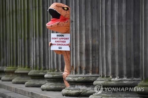 국제동물보호단체 PETA 활동가, COP26 현지서 시위    (글래스고[영국] AFP=연합뉴스) 국제동물보호단체 PETA의 한 활동가가 제26차 유엔기후변화협약 당사국 총회(COP26)가 진행된 1일(현지시간) 영국 글래스고에서 공룡 복장을 하고 시위를 벌이고 있다. 2021.11.2 photo@yna.co.kr
