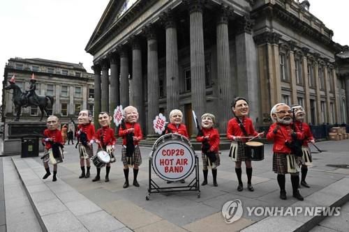국제구호단체 옥스팜 활동가들, COP26 현지서 시위    (글래스고[영국] AFP=연합뉴스) 국제구호단체 옥스팜 활동가들이 제26차 유엔기후변화협약 당사국 총회(COP26)가 진행된 1일(현지시간) 영국 글래스고에서 주요국 정상들의 가면을 쓴 채 시위를 벌이고 있다. 2021.11.2. photo@yna.co.kr