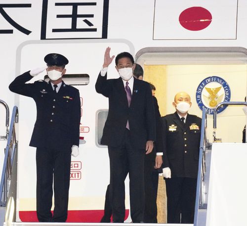 (하네다공항 교도=연합뉴스) 기시다 후미오 일본 총리가 2일(현지시간) 영국 글래스고에서 열리는 제26차 유엔기후변화협약 당사국총회(COP26) 정상급 회의 참석을 위해 이날 오전 출국편인 전용기 트랩 위에서 손을 흔들며 출국 인사를 하고 있다.