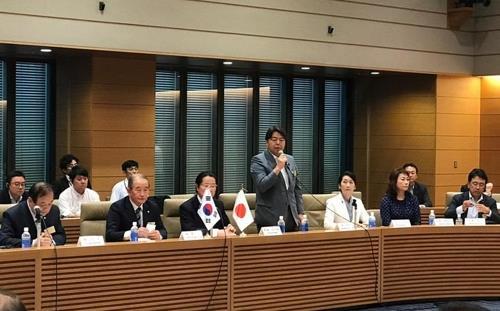 2019년 8월 20일 도쿄 중의원 제1회관 국제회의실에서 열린 '가까운 이웃나라 공존공영하는 한일 양국'을 주제로 한 세미나에서 발언하는 하야시 요시마사 전 문부과학상. [연합뉴스 자료사진]