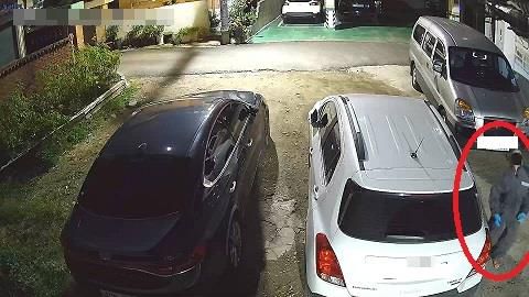 헤어진 여자친구 차량에 위치추적장치 부착하는 스토킹범[인천경찰청 제공. 재판매 및 DB 금지]