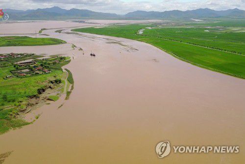 황해북도의 범람한 강과 하천들(서울=연합뉴스) 지난해 8월 수해로 황북 일대에 물이 범람해 수위가 높아져 있는 모습. [조선중앙TV 화면] [국내에서만 사용가능. 재배포 금지. For Use Only in the Republic of Korea. No Redistribution] nkphoto@yna.co.kr