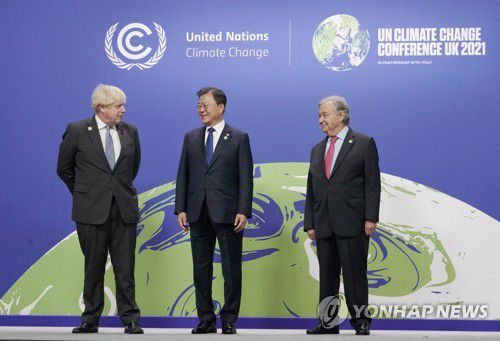 유엔 기후변화협약 당사국총회 참석한 문재인 대통령(글래스고=연합뉴스) 최재구 기자 = 문재인 대통령이 1일(현지시간)영국 글래스고 스코틀랜드 이벤트 캠퍼스(SEC)에서 열린 제26차 유엔 기후변화협약 당사국총회(COP26)에 참석, 의장국인 영국의 보리스 존슨 총리(왼쪽),  안토니우 구테흐스 유엔 사무총장과 대화하고 있다. 2021.11.2 jjaeck9@yna.co.kr