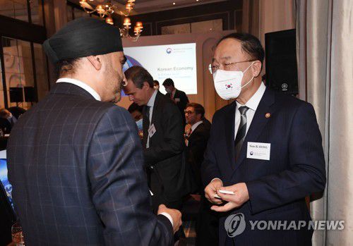 홍남기 부총리, 런던 한국경제설명회 참석(서울=연합뉴스) 홍남기 경제부총리 겸 기획재정부 장관이 1일(현지시간) 영국 런던 코린시아 호텔에서 열린 한국경제설명회(IR)에 참석, 행사 시작에 앞서 투자자들과 인사를 하며 환담을 하고 있다. 2021.11.2      [기획재정부 제공. 재판매 및 DB 금지] photo@yna.co.kr