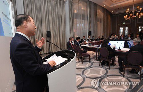 런던 한국경제설명회 참석한 홍남기 부총리(서울=연합뉴스) 홍남기 경제부총리 겸 기획재정부 장관이 1일(현지시간) 영국 런던 코린시아 호텔에서 열린 한국경제설명회(IR)에 참석해 '한국경제 팬데믹 극복의 K-드라마'를 주제로 기조발표를 하고 있다. 2021.11.2      [기획재정부 제공. 재판매 및 DB 금지] photo@yna.co.kr